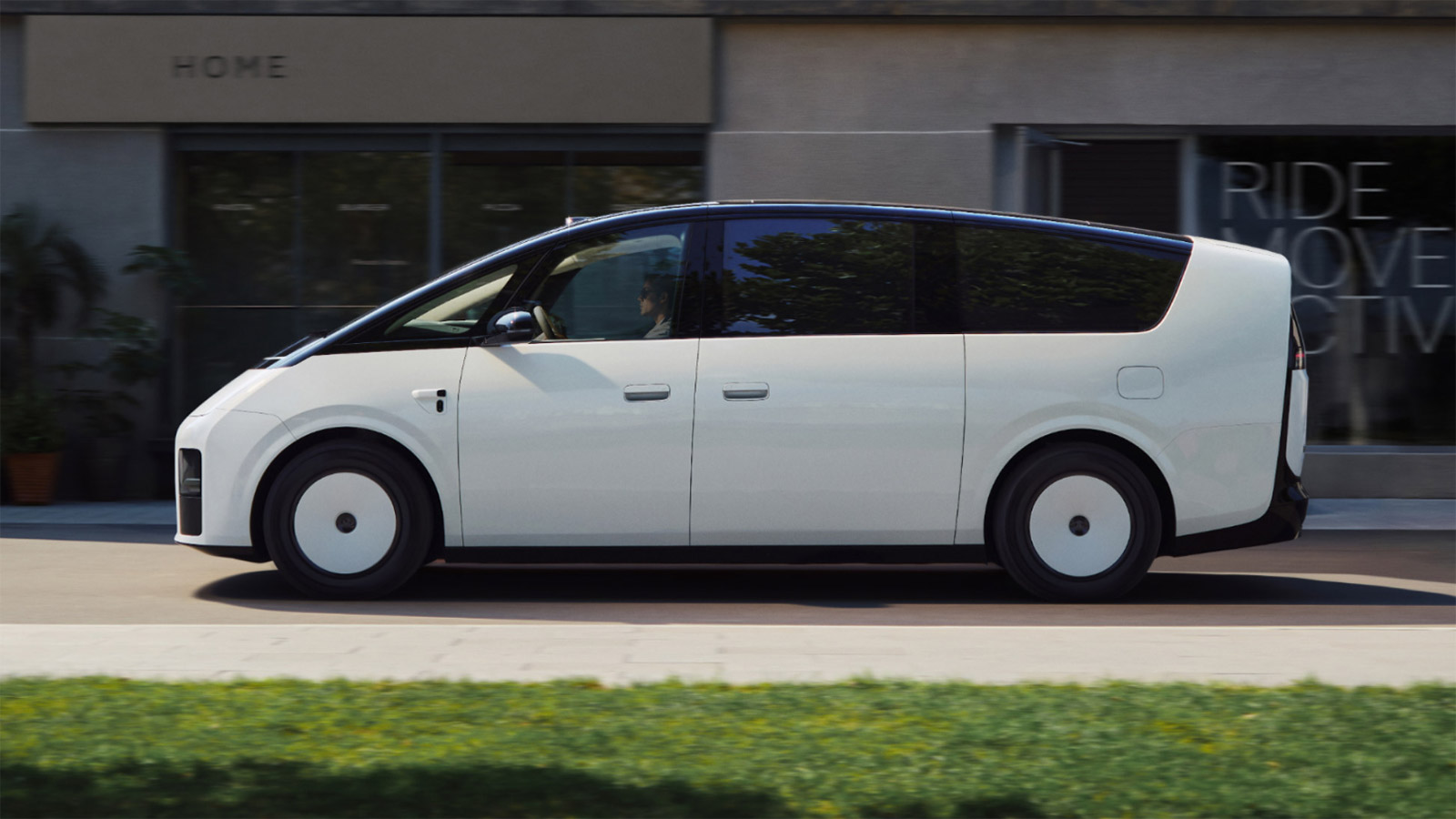 Li Auto представит новый электромобиль Mega 2 сентября: обновлённый салон и автопилот