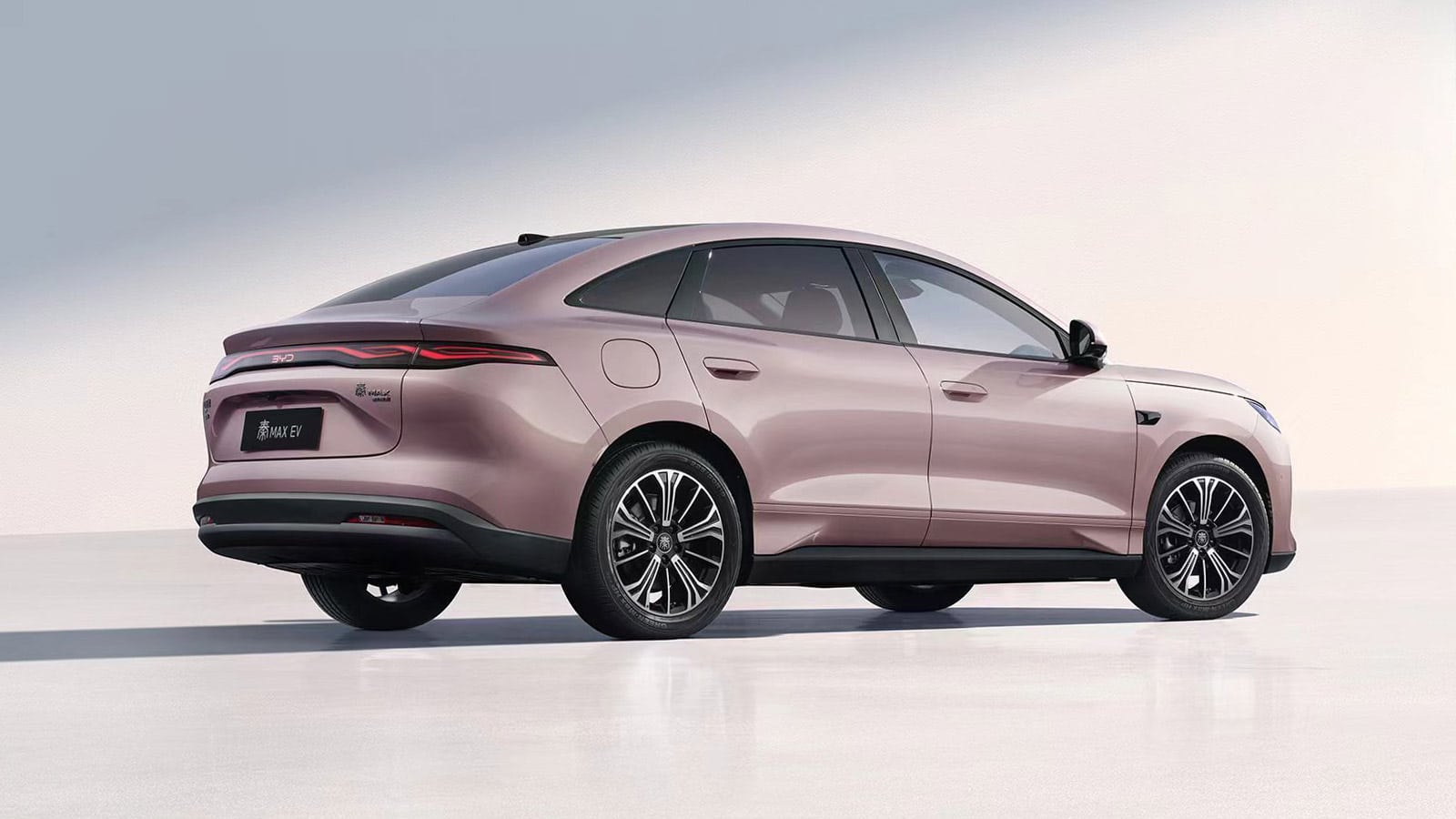 BYD Qin Max с быстрой зарядкой дебютирует 13 августа