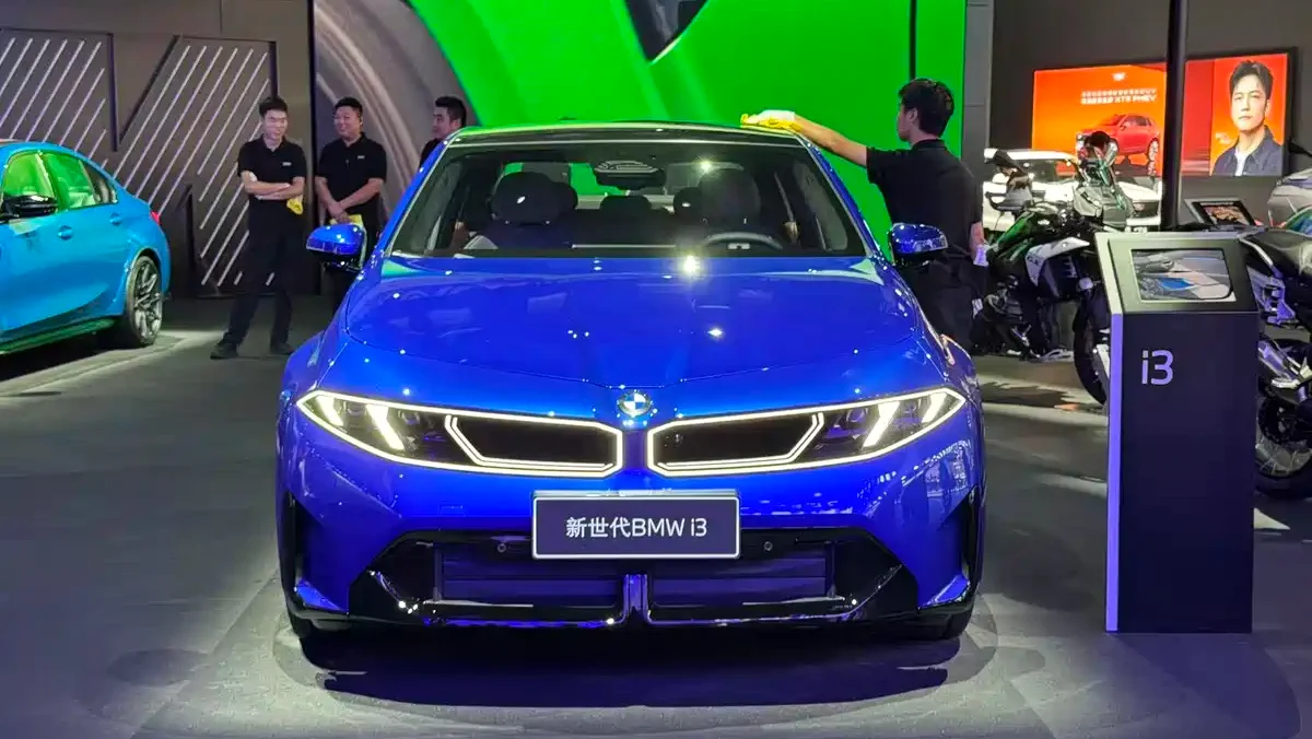BMW показала салон нового i3 с длинной базой: панорамный iDrive и запас хода 912 км