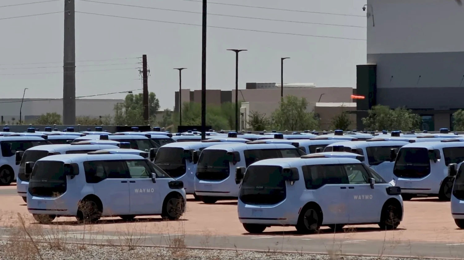 Waymo завезла в США более 3200 китайских роботакси Zeekr, несмотря на пошлину 102,5%