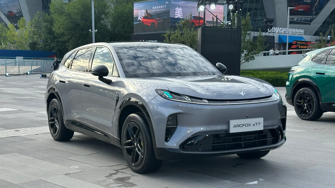 BAIC вывел на рынок кроссовер ArcFox Alpha T7: 30 000 заказов за первый час