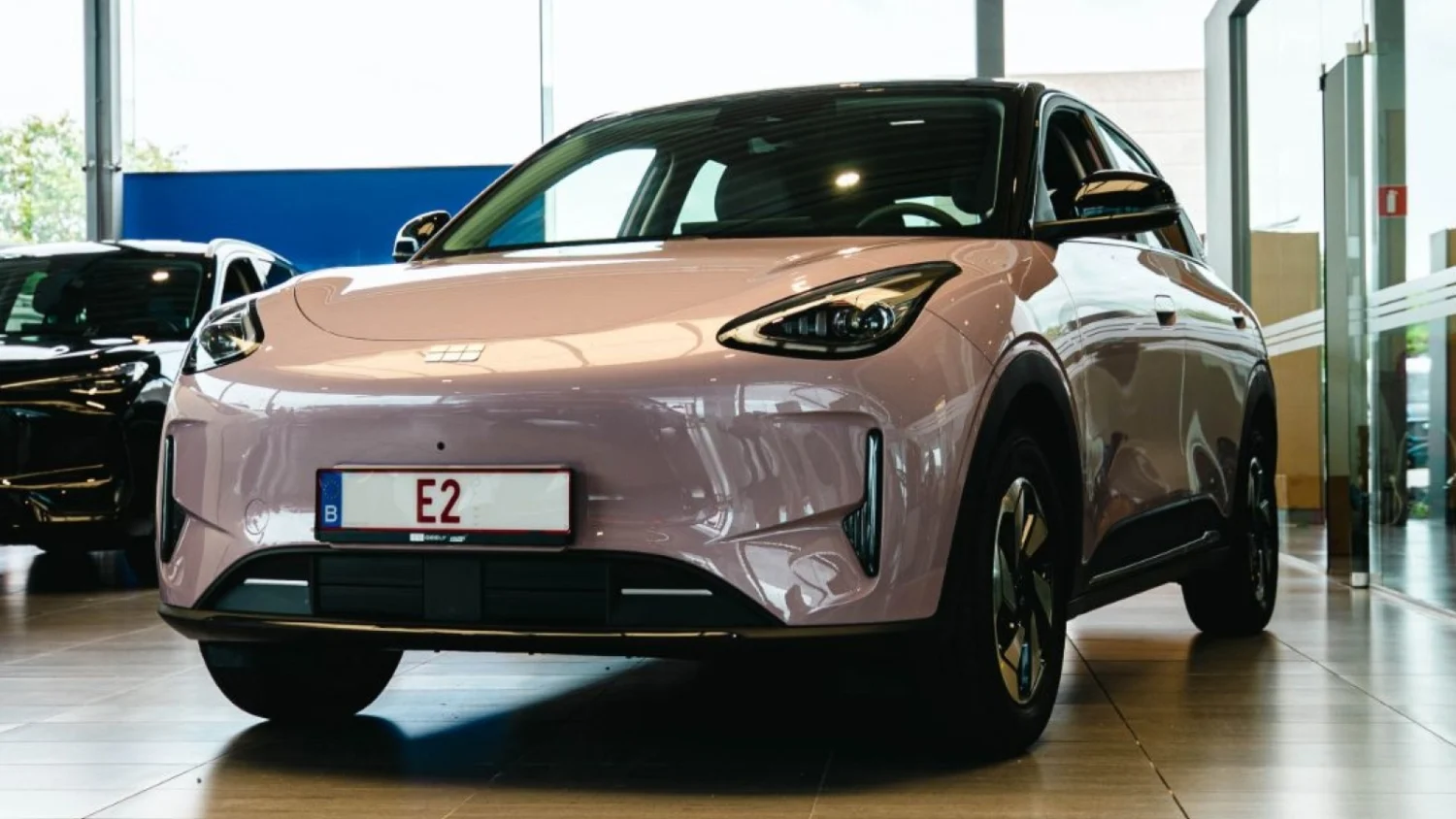 Geely E2 появился у дилеров в Бельгии перед стартом продаж 11 сентября