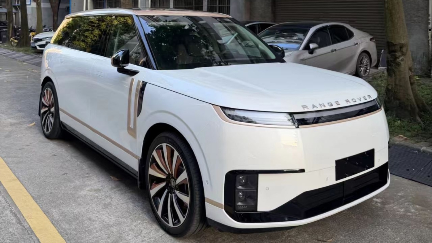 Владелец Xpeng GX превратил свой кроссовер в Range Rover: бронзовый декор и надписи