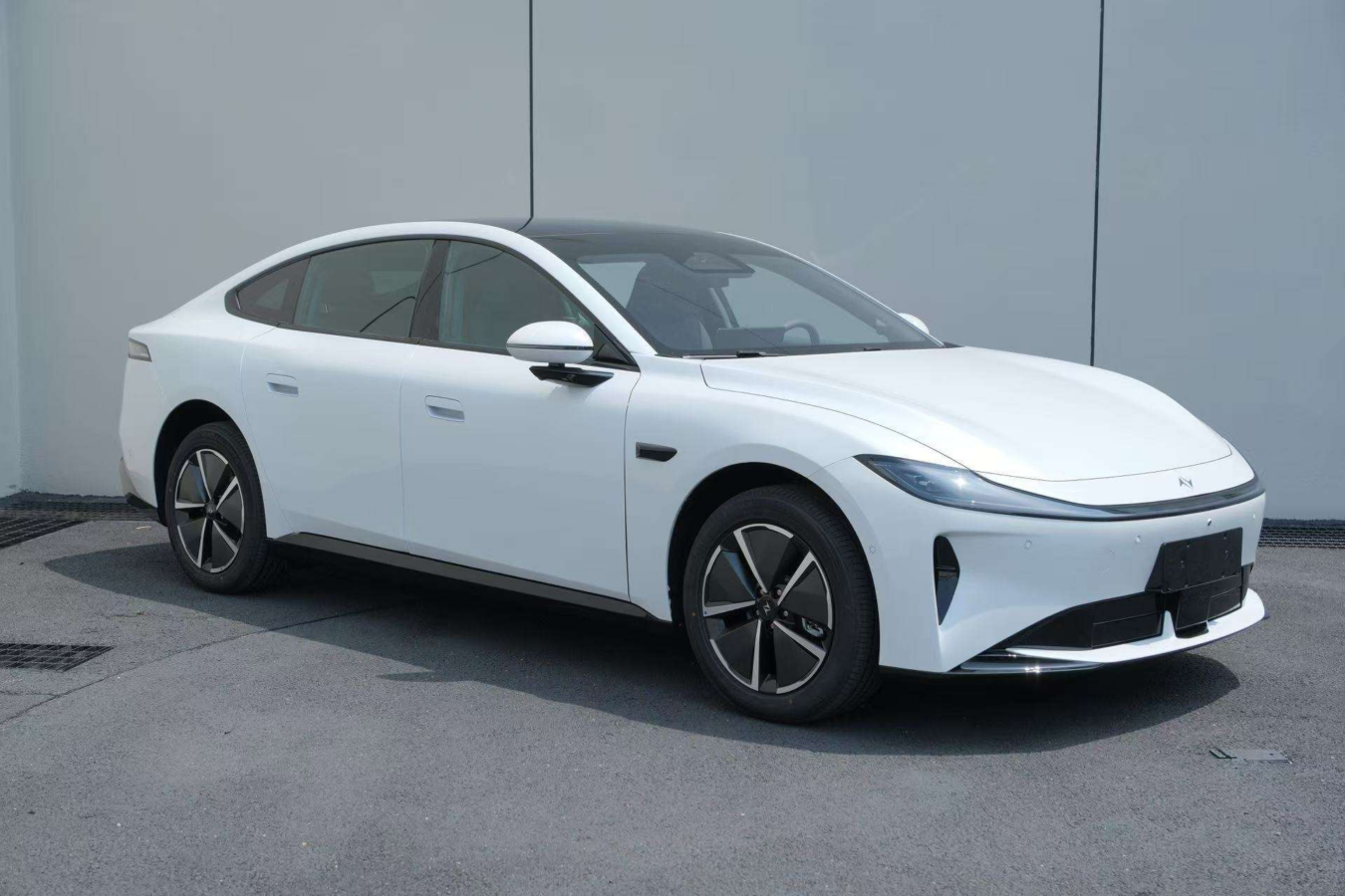 Dongfeng представил седан eπ EP7 со сменной батареей CATL