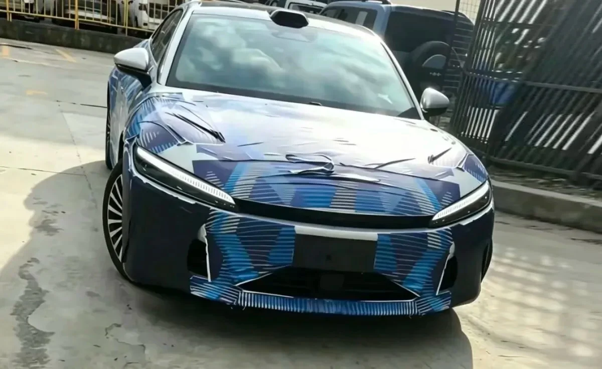 Новое поколение BYD Han заметили в Китае: лидар на крыше и цена около 200 000 юаней