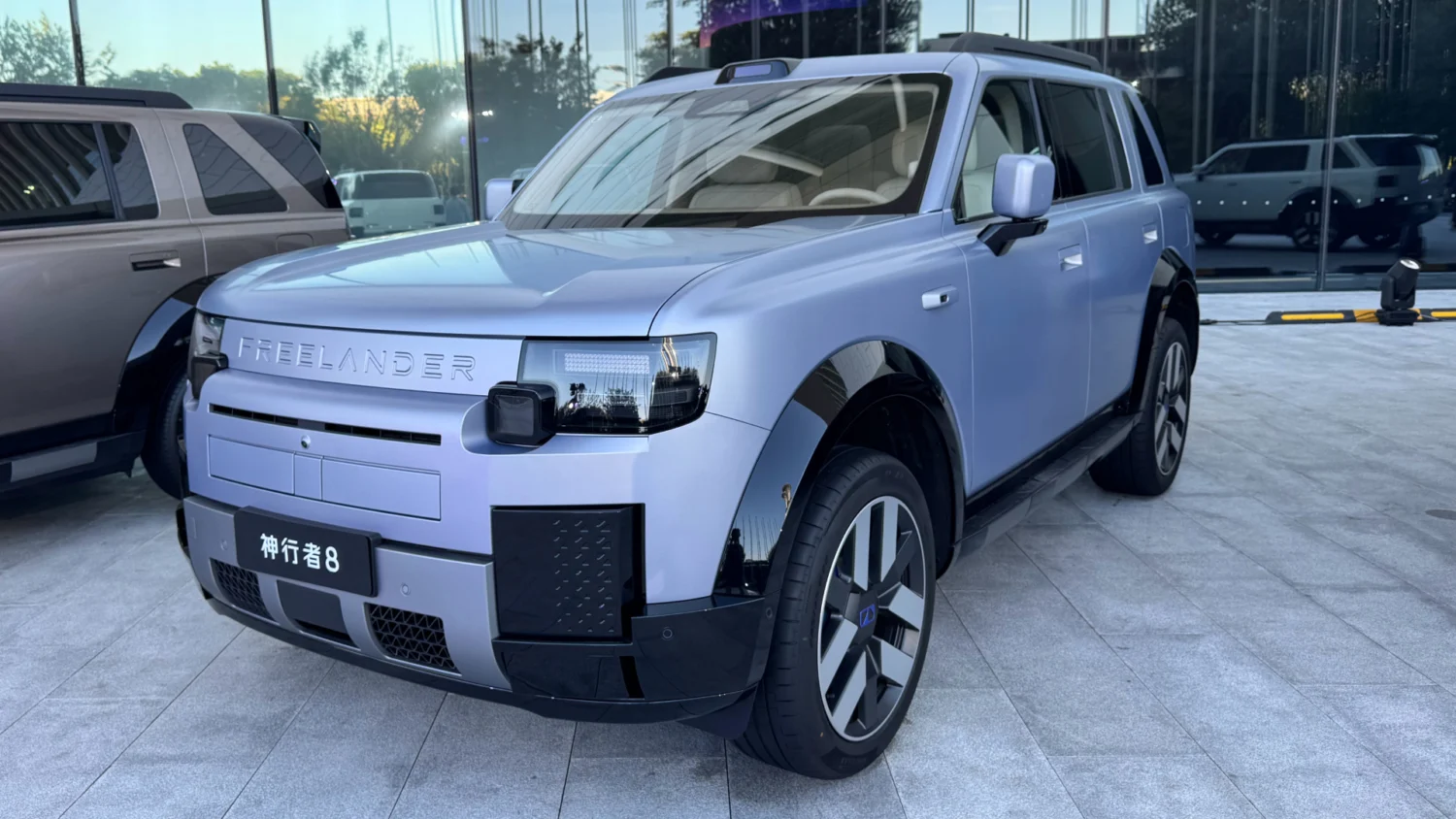 Freelander 8 выходит на рынок Китая: цена, рекорд Гиннесса и 818 л.с.