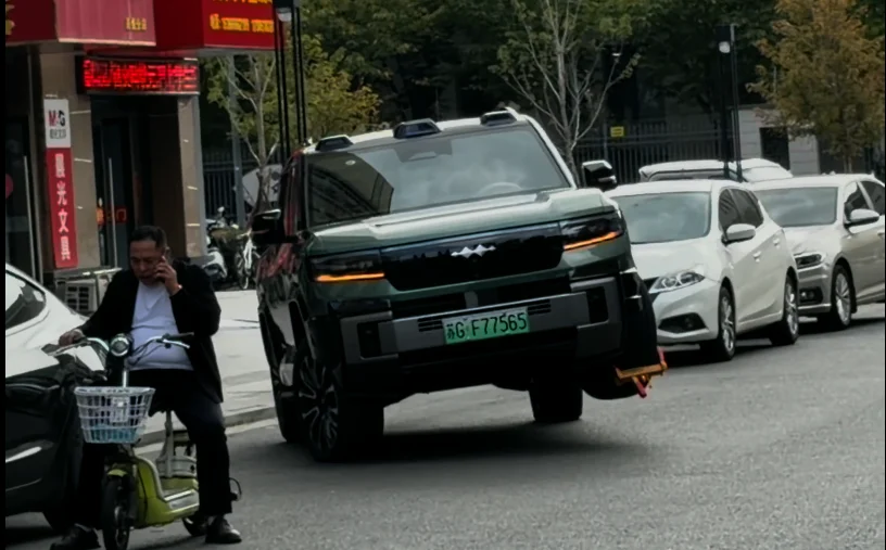 BYD Bao 8 на трёх колёсах с блокиратором: видео с дороги общего пользования