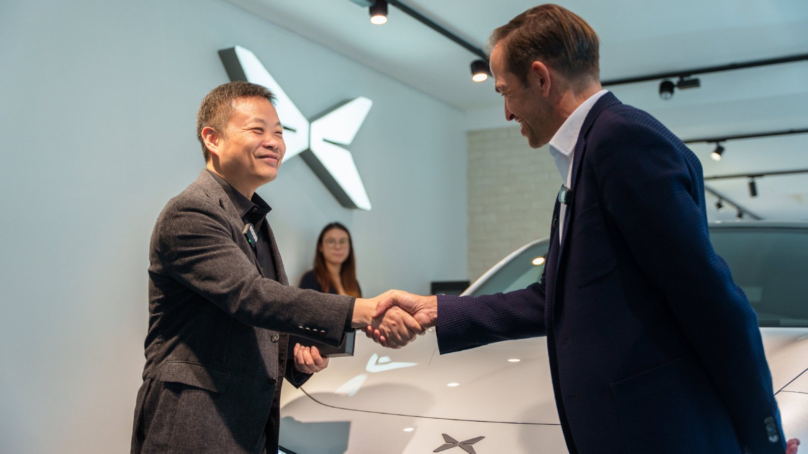 XPeng начала поставки Mona L03 в Европе: первый автомобиль вручили во Франции