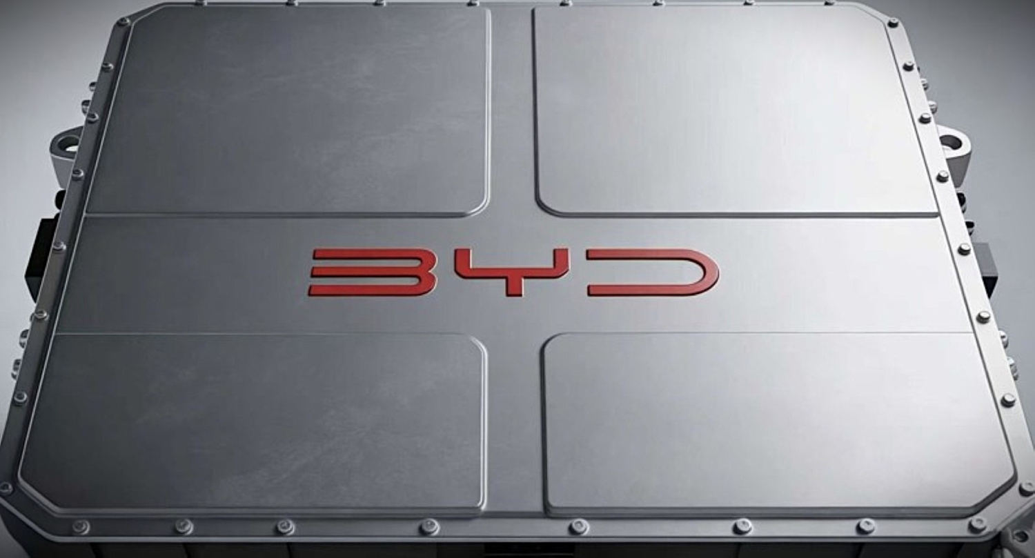 BYD запатентовала батарейный шкаф с погружными ячейками и сухим отсеком для электрики