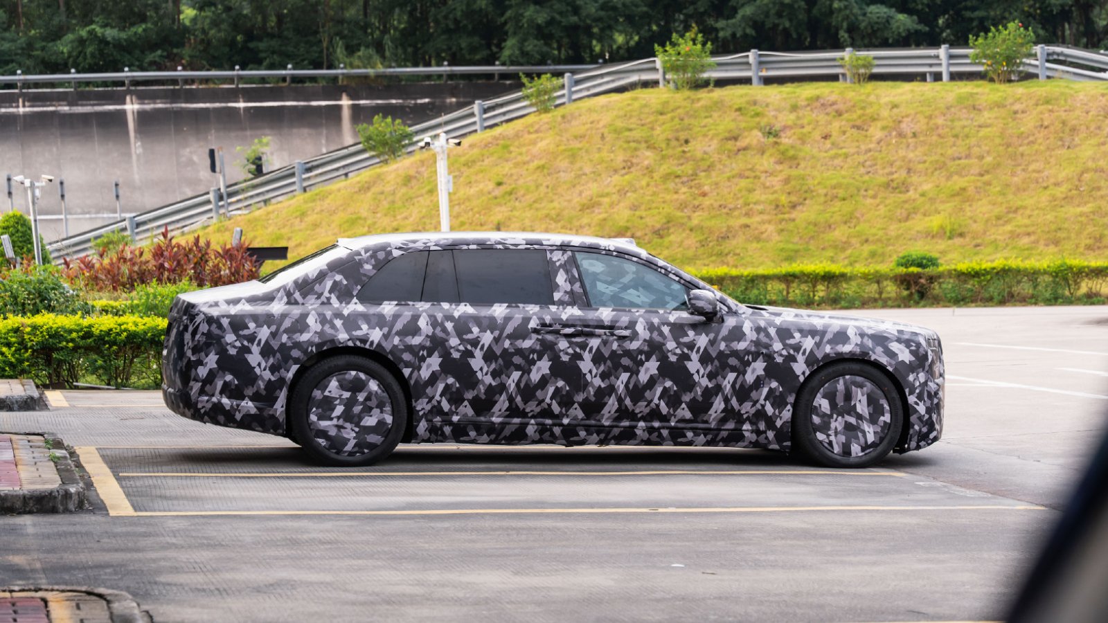 BYD Yangwang анонсировал ультралюксовый седан HU: премьера пройдёт в ОАЭ